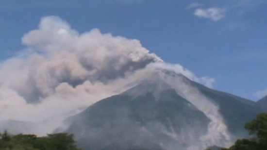 危地马拉火山爆发 烟柱高达4300米居民恐慌