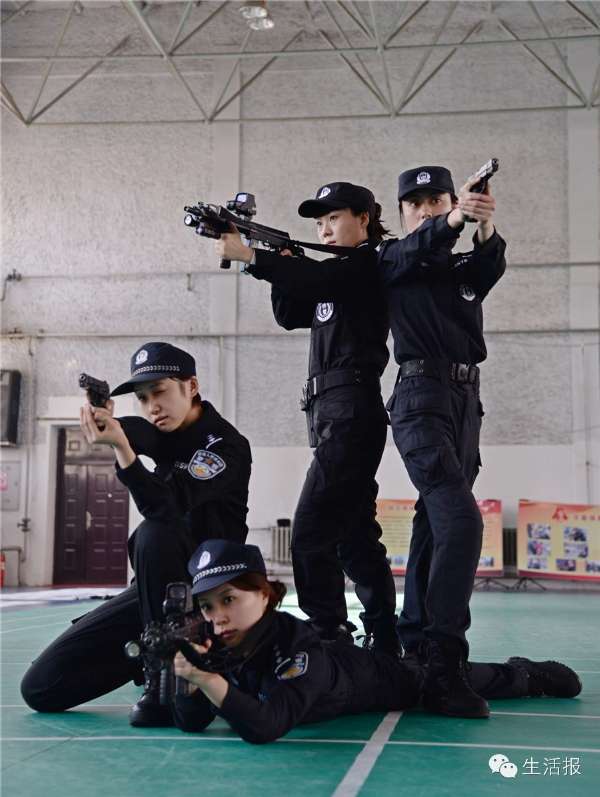 冰城女特警巡街 英姿飒爽颜值爆表