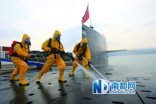 基地官兵进行核沾染洗消训练。 新华社发