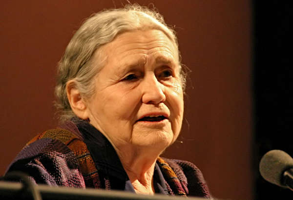 多丽丝·莱辛（DorisLessing）生于1919年10月22日，英国女作家，代表作有《青草在歌唱》《金色笔记》《特别的猫》等，被誉为继伍尔芙之后最伟大的女性作家，屡获诺贝尔文学奖提名以及多个世界级文学奖项，并在2007年终获诺贝尔文学奖。她是迄今为止获奖时最年长的女性诺贝尔获奖者。此外她是历来第三十四位女性诺贝尔奖得主。据英国《卫报》、BBC消息，英国女作家、2007年诺贝尔文学奖得主多丽丝·莱辛于2013年11月17日去世，终年94岁。