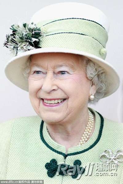 伊丽莎白二世佩戴维多利亚女王的蝴蝶结胸针