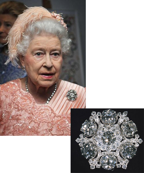 伊丽莎白女王二世佩戴这枚胸针亮相奥运会伦敦开幕仪式
