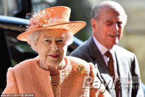 伊丽莎白二世女王佩戴黄金花瓣胸针