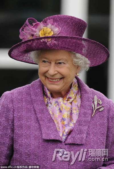 伊丽莎白女王二世佩戴钻石百合胸针