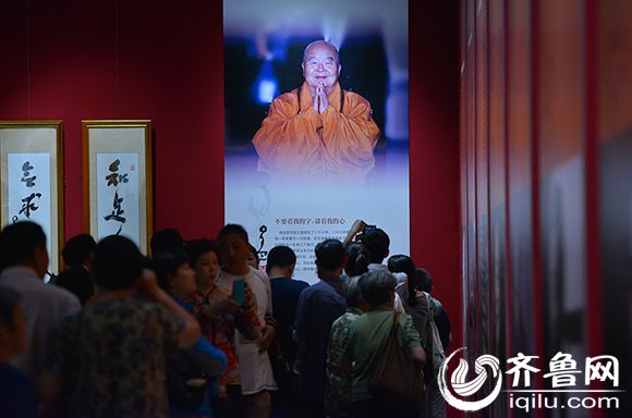 “星云大师一笔字书法展”吸引的众多市民前来观展。