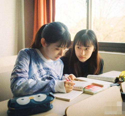 复旦<em>双胞胎姐妹</em>校花晒自拍合照走红(图)_<em>广州</em>