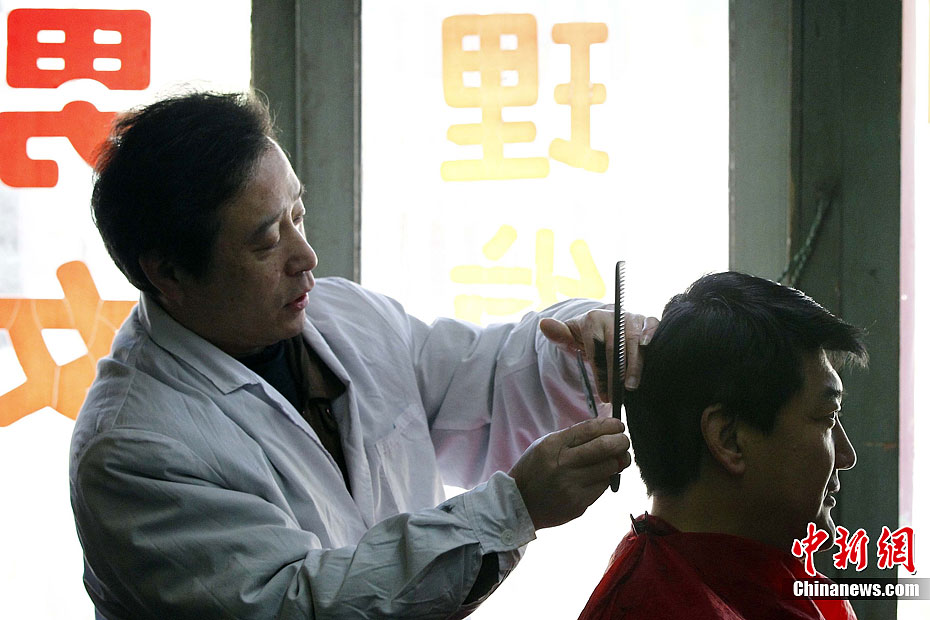 探访北京百年理发店:每件理发工具都是古董