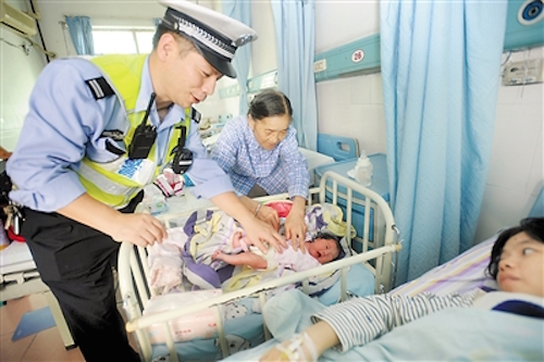 孕妇路边产子众人帮忙 孩子取名国庆