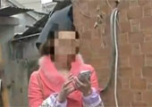 记者暗访南京缝纫店“特殊服务” 被女子拉住