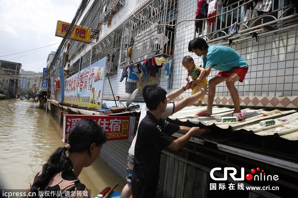 广东潮汕暴雨民房被淹成泽国 木板做船灾民忙