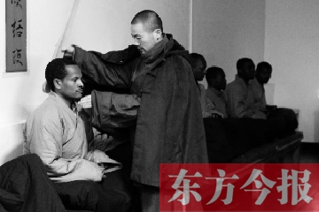  释永信 发证贺20名洋 弟子 结业  非洲 小伙仨月瘦