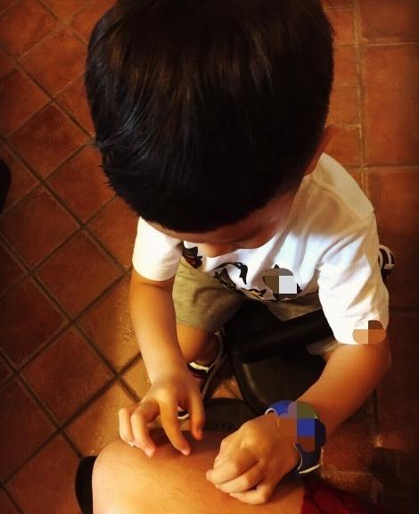 明星如何过父亲节?邓超被儿子拔腿毛_海南频道_凤凰网