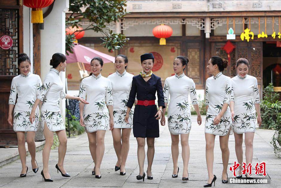 江苏溧阳南山竹海旗袍美女嘴含"筷子"苦练基本功