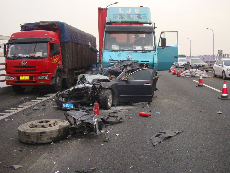 11月26日下午3时30分许，杭州湾跨海大桥往上海方向北航道一辆黑色凯美瑞被后方一辆集装箱半挂车碰撞，车头直接抵到了前方一辆红色半挂车车尾。瞬间严重“变形”。