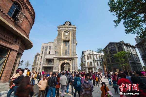 冯小刚电影公社海口首秀 游客体验民国范儿