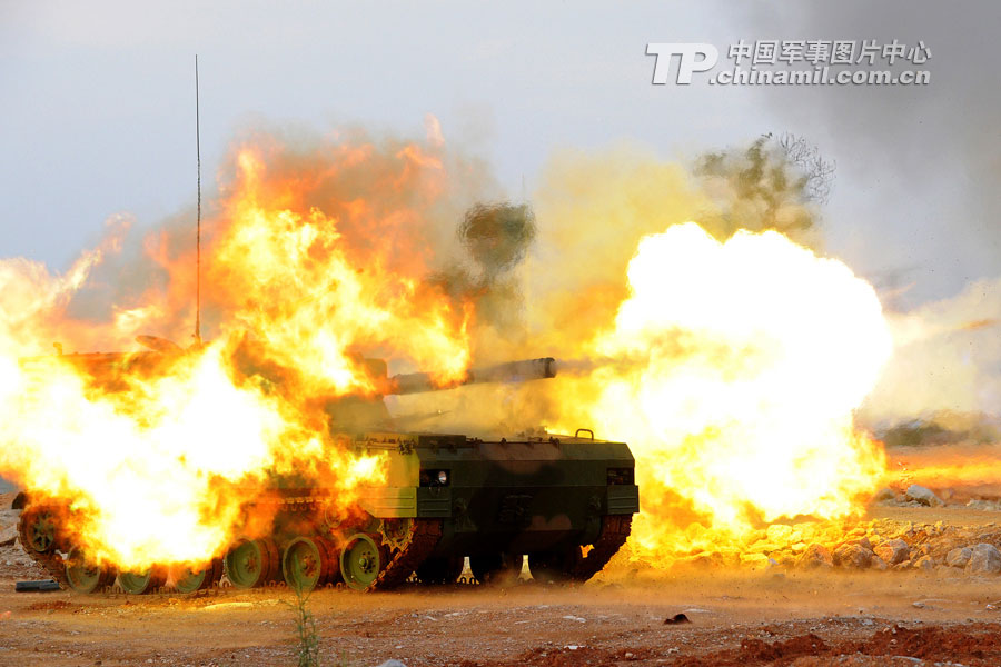 直击:中国新型自行榴弹炮向目标发射底排弹