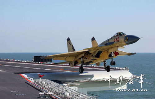 中国航母舰载航空兵部队正式成立 吴胜利授军旗