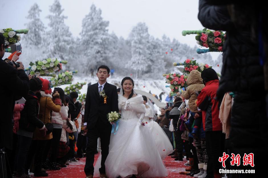 雪地婚纱_雪地婚纱照(3)