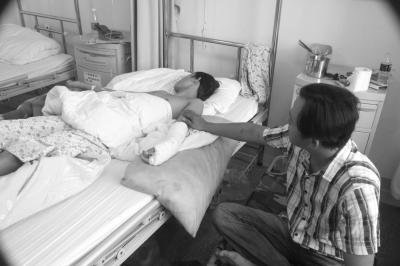 初一男生课堂上跳下三楼 曾遭3名同学打脸并捉弄