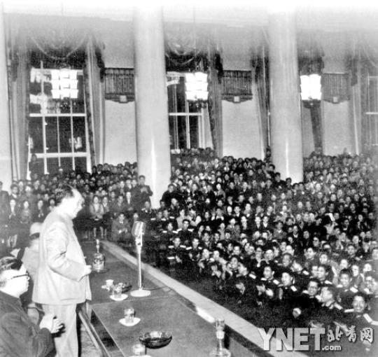1957年11月17日在莫斯科大学礼堂，毛泽东主席向中国留学生讲述当时国