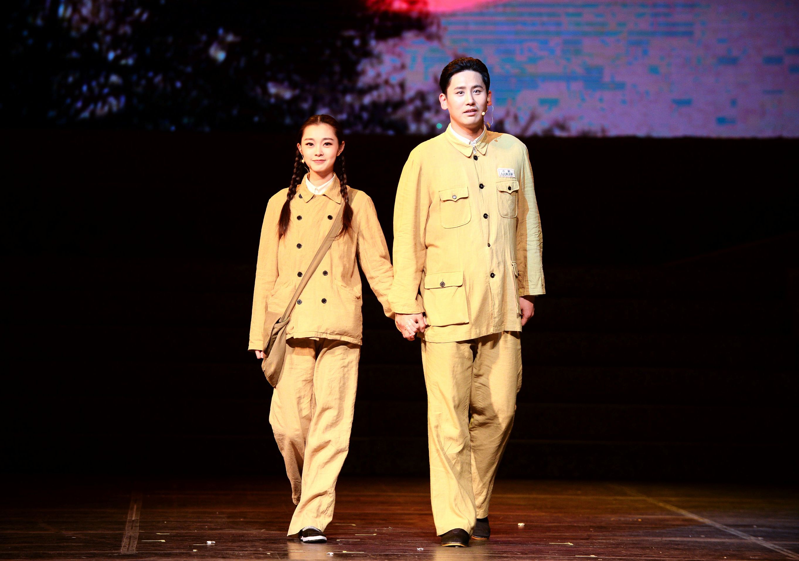 于晓光话剧版毛岸英首演 谢幕后跑下台搀扶刘思齐