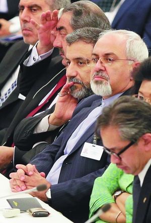 　　昨天，伊朗外长（右二）在会场听奥巴马的联大演讲。