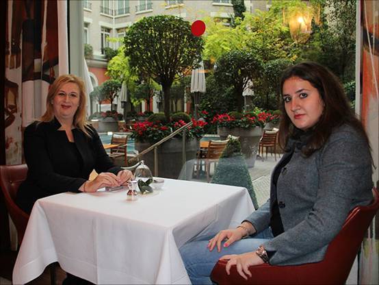 扎赫娃·阿拉法特及其母苏哈在巴黎（半岛电视台）