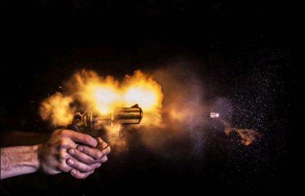芬兰摄影师赫拉·库拉帕抓拍子弹射出枪管震撼瞬间（网页截图）