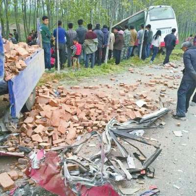 郸城兼职校车撞上三轮车致司机身亡 24名学生