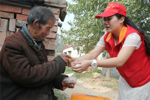 内黄供电公司:慰问老人暖中秋