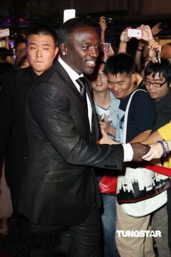 Akon台北热力开唱 献唱十首歌曲捞金千万