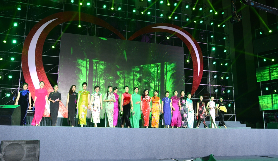 中国旗袍会的数名女企业家带来“爱”的旗袍秀"