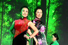 中国旗袍会全国主席彭学平还带领数名中国旗袍会的女企业家们表演了一次“爱”的旗袍秀