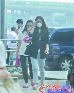 赵薇戴口罩低调现身机场 与女儿分隔而行(图)