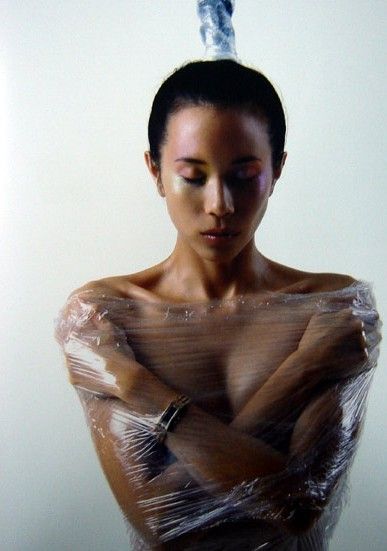 莫文蔚被禁写真曝光 保鲜膜包全裸身躯性感妩媚(图)