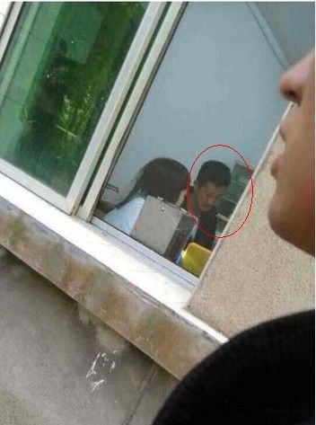 网曝吴京现身飞行学院做体检 备考直升机驾照