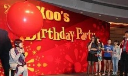 古天乐庆43岁生日 童心未眠与粉丝玩气球(图)