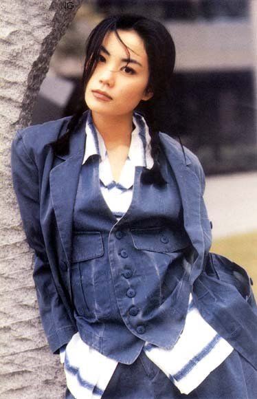 女星扮嫩绝招：王菲扎麻花辫 刘嘉玲穿校服(图)