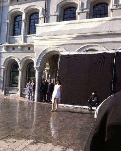 舒淇寒冬穿吊带裙捞金 光脚踩湿地(图)