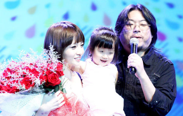 6月28日,高晓松发布离婚声明,告知已与设计师妻子徐粲金于去年6月签署