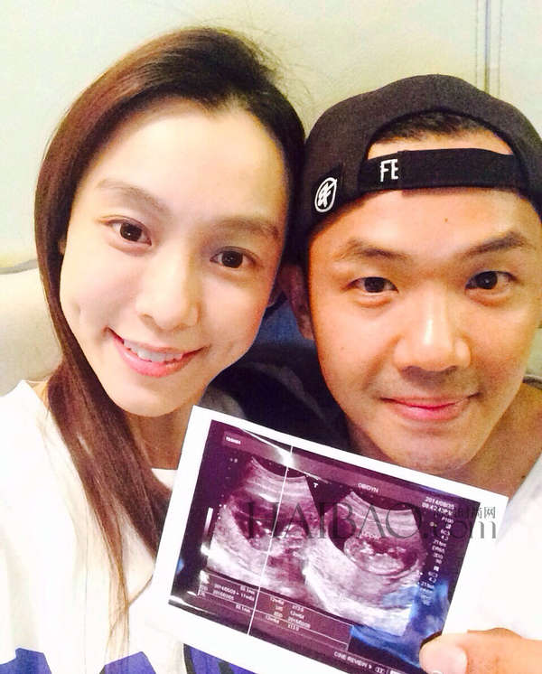 范玮琪黑人与梁静茹一家<em>三口</em>聚会 孕肚凸显幸