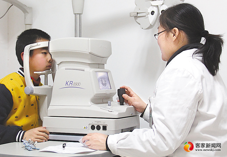 赣州家长“扎堆”带孩子查视力_江西频道_凤凰网