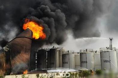 浙江嘉兴化工园区油库爆炸 两消防队前往扑救