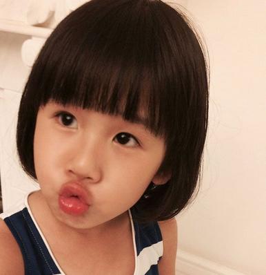 陆毅晒自拍照贝儿鬼马搞笑 乐天派性格遗传老