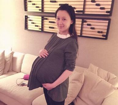 京城四美 甘薇曝双胞胎大肚照 甘薇老公资料背