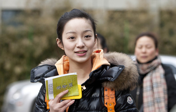 街拍北京电影学院美女考生