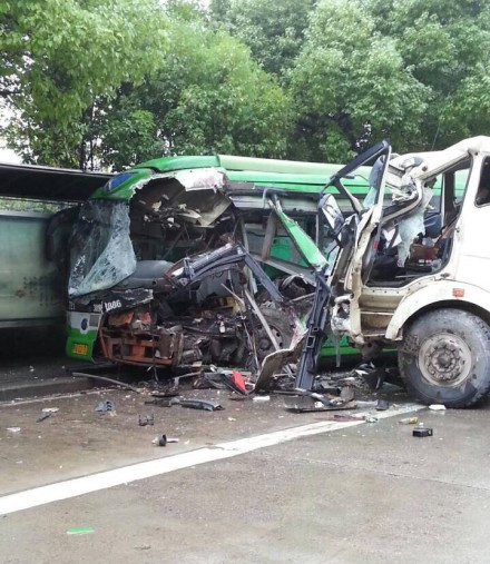 6月26日13时左右，武汉常青花园一搅拌车失控，撞向正在公交站上客的公交车，导致搅拌车司机被困，公交车上20余乘客8人重伤，12人轻伤。
