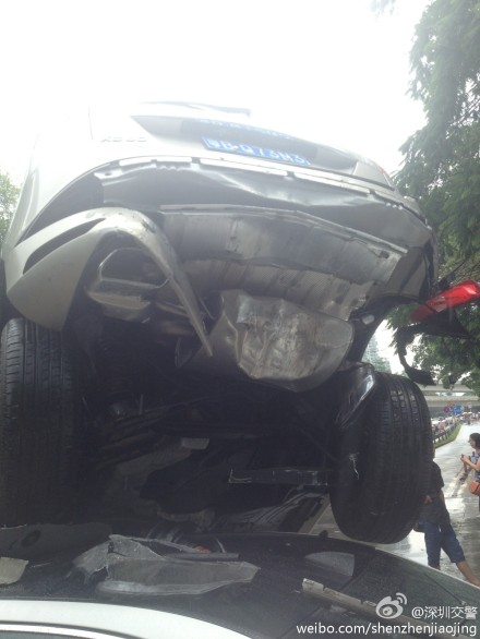 深圳街头离奇车祸:六车连撞如叠罗汉[组图] | 