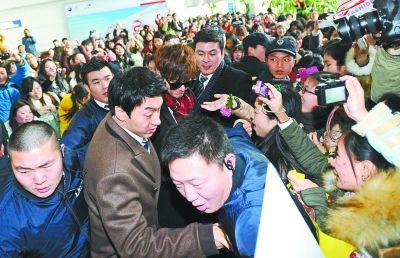 李敏镐在武汉机场令粉丝狂追 