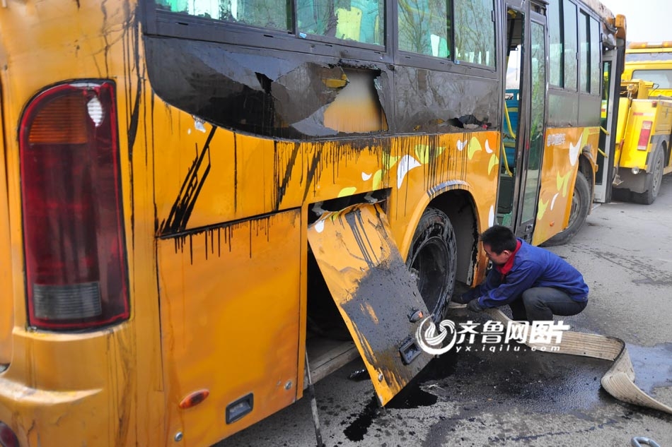 济南一公交车被撞翻至桥下致二十余人受伤